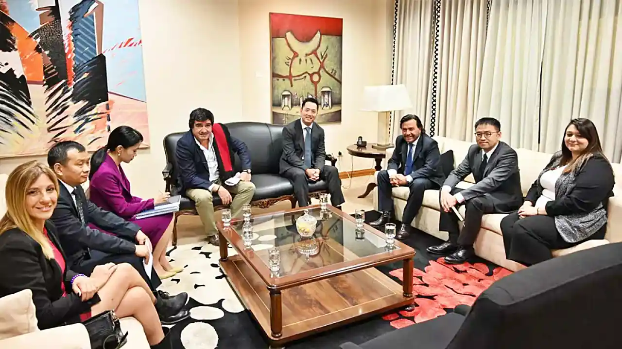 Sáenz meets with executives of the Chinese company that will extract lithium from the Diablillos salt flat