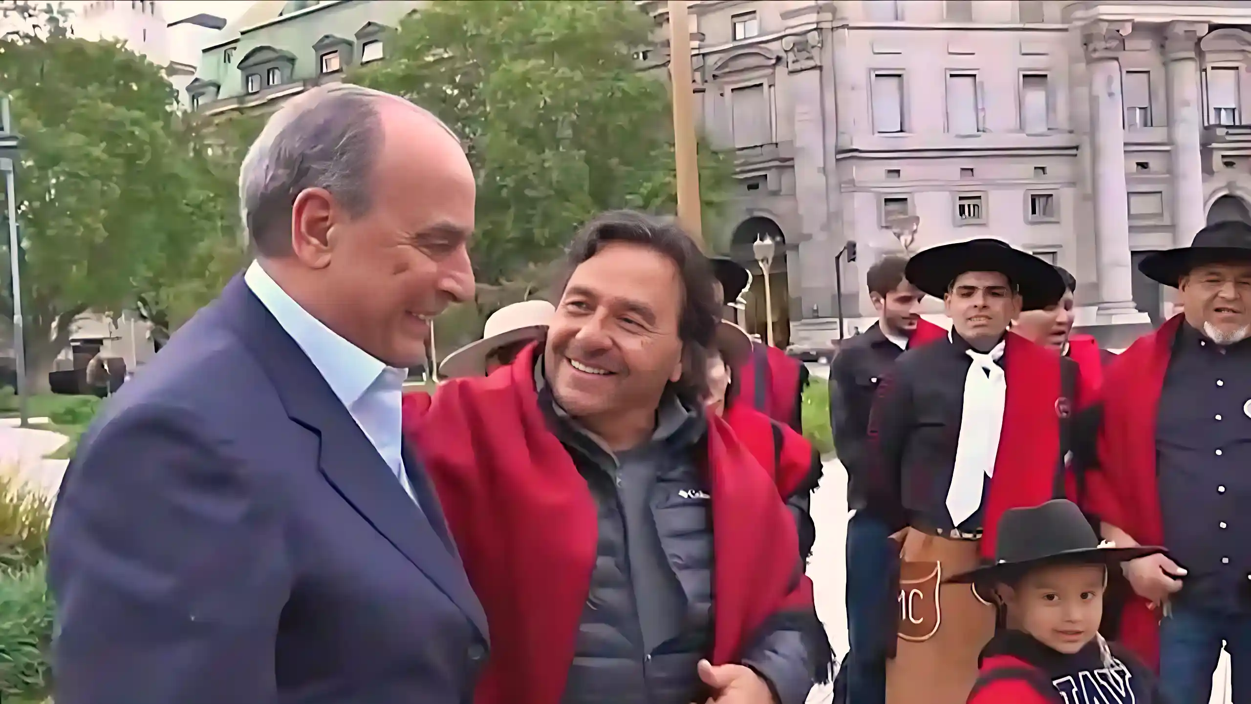 Sáenz keeps his word and protests at the doors of the Casa Rosada
