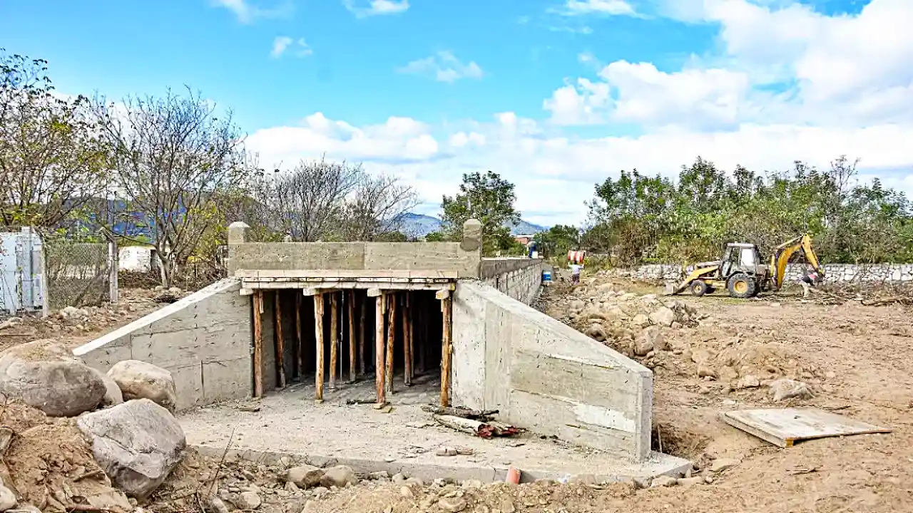 The government expresses satisfaction with the progress of the new bridges over the Vaqueros River