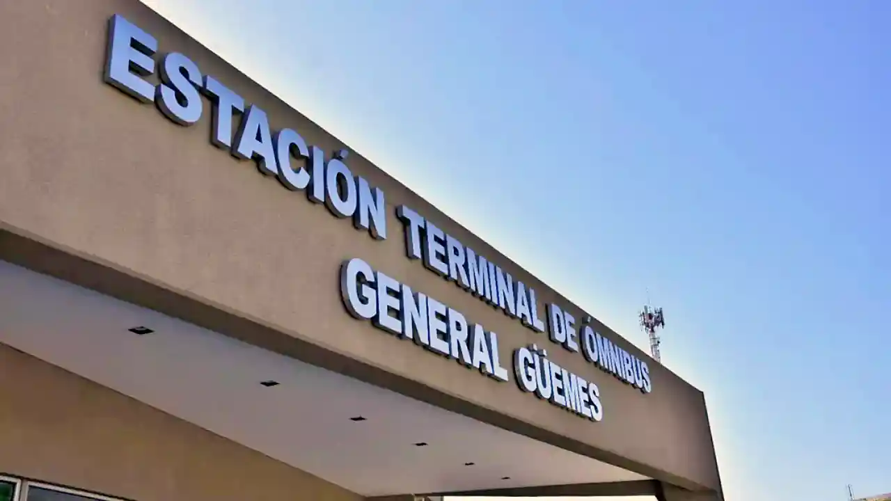 Governor Gustavo Sáenz opens the new bus station in General Güemes